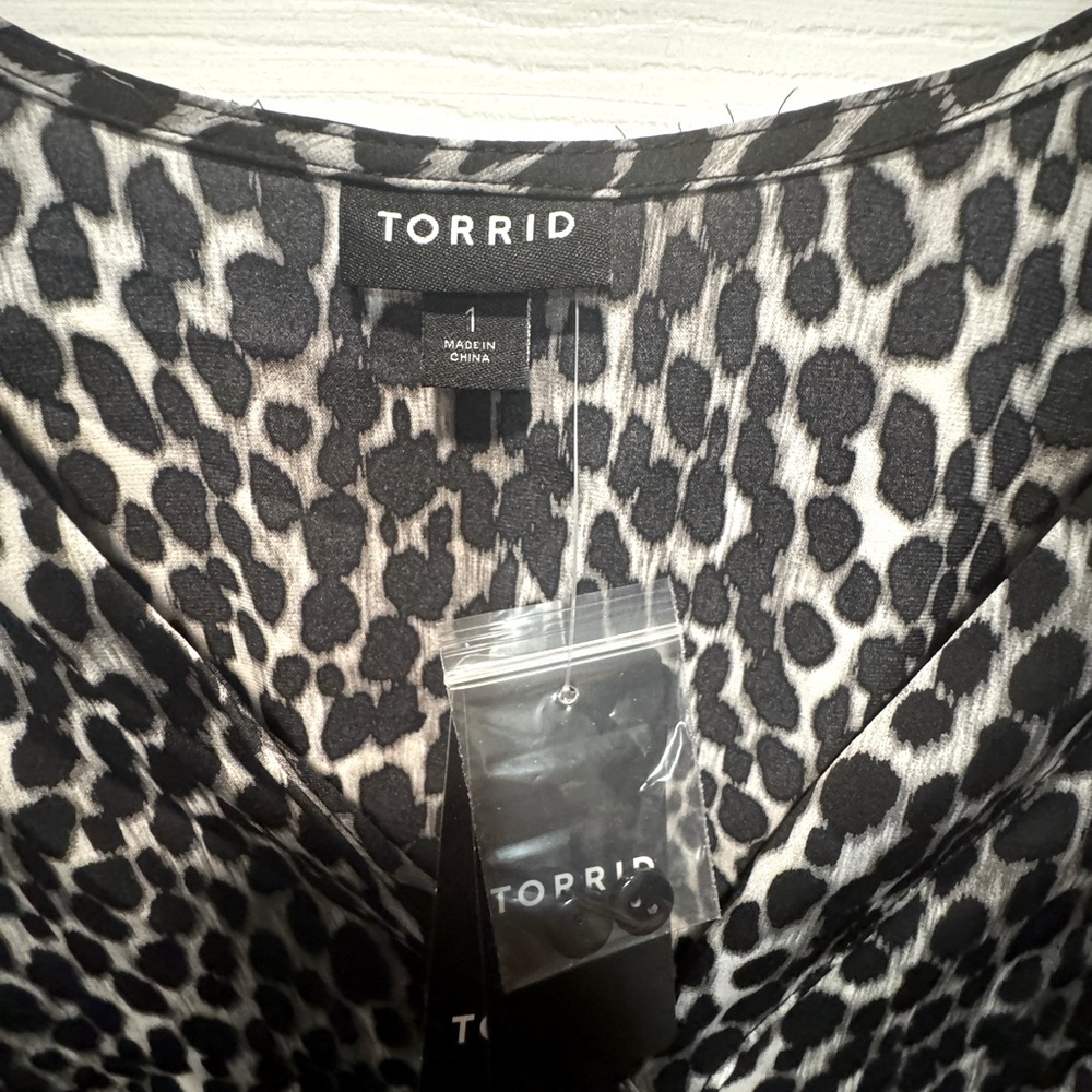 Torrid Size 1 Peplum Satin Button Front Long Sleeve Top-Silver Leopard